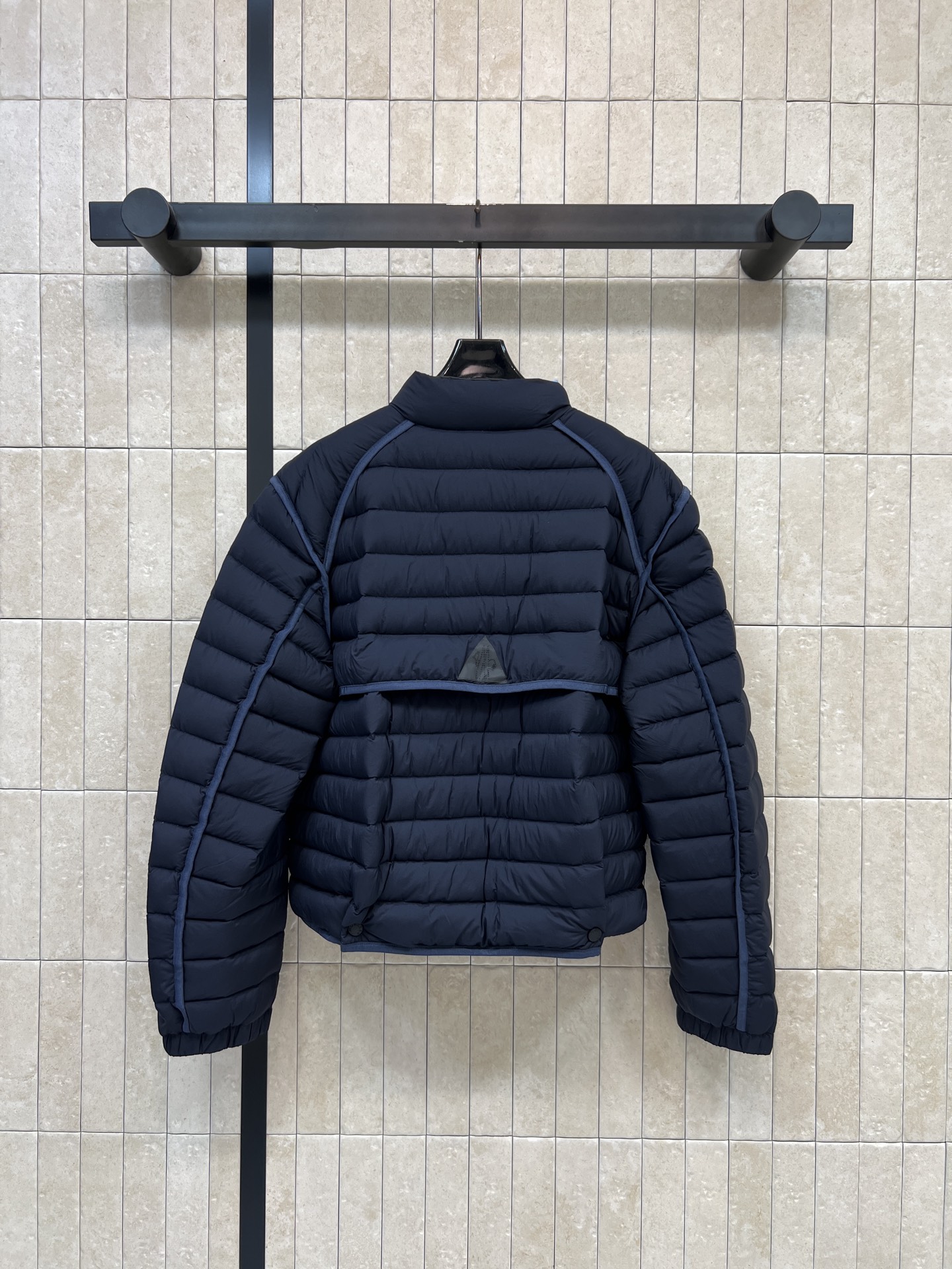 MO家 26秋冬新款 短款立领轻薄羽绒服 立领版型利落防风 90鹅绒填充 羽绒蓬松轻盈 上身不臃肿 袖子精致徽章刺绣 口