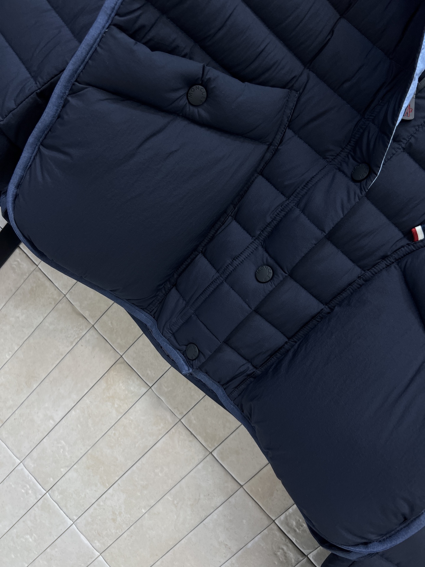 MO家 26秋冬新款 短款立领轻薄羽绒服 立领版型利落防风 90鹅绒填充 羽绒蓬松轻盈 上身不臃肿 袖子精致徽章刺绣 口
