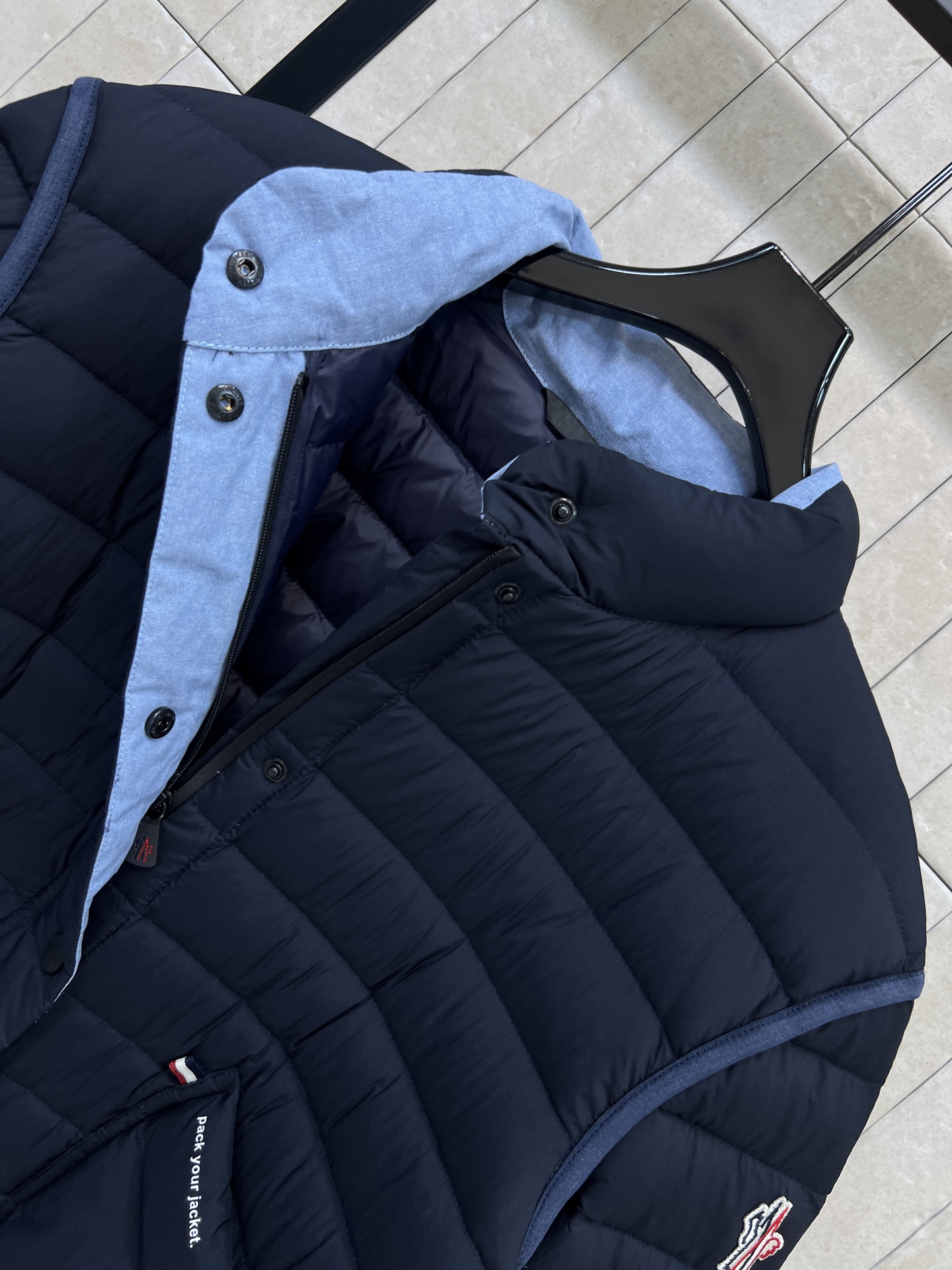 MO家 26秋冬新款 短款立领轻薄羽绒服 立领版型利落防风 90鹅绒填充 羽绒蓬松轻盈 上身不臃肿 袖子精致徽章刺绣 口