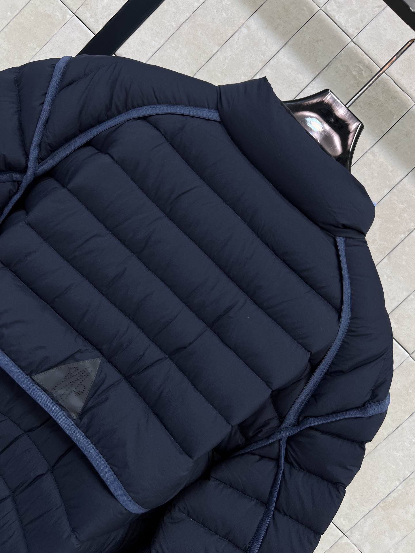 MO家 26秋冬新款 短款立领轻薄羽绒服 立领版型利落防风 90鹅绒填充 羽绒蓬松轻盈 上身不臃肿 袖子精致徽章刺绣 口