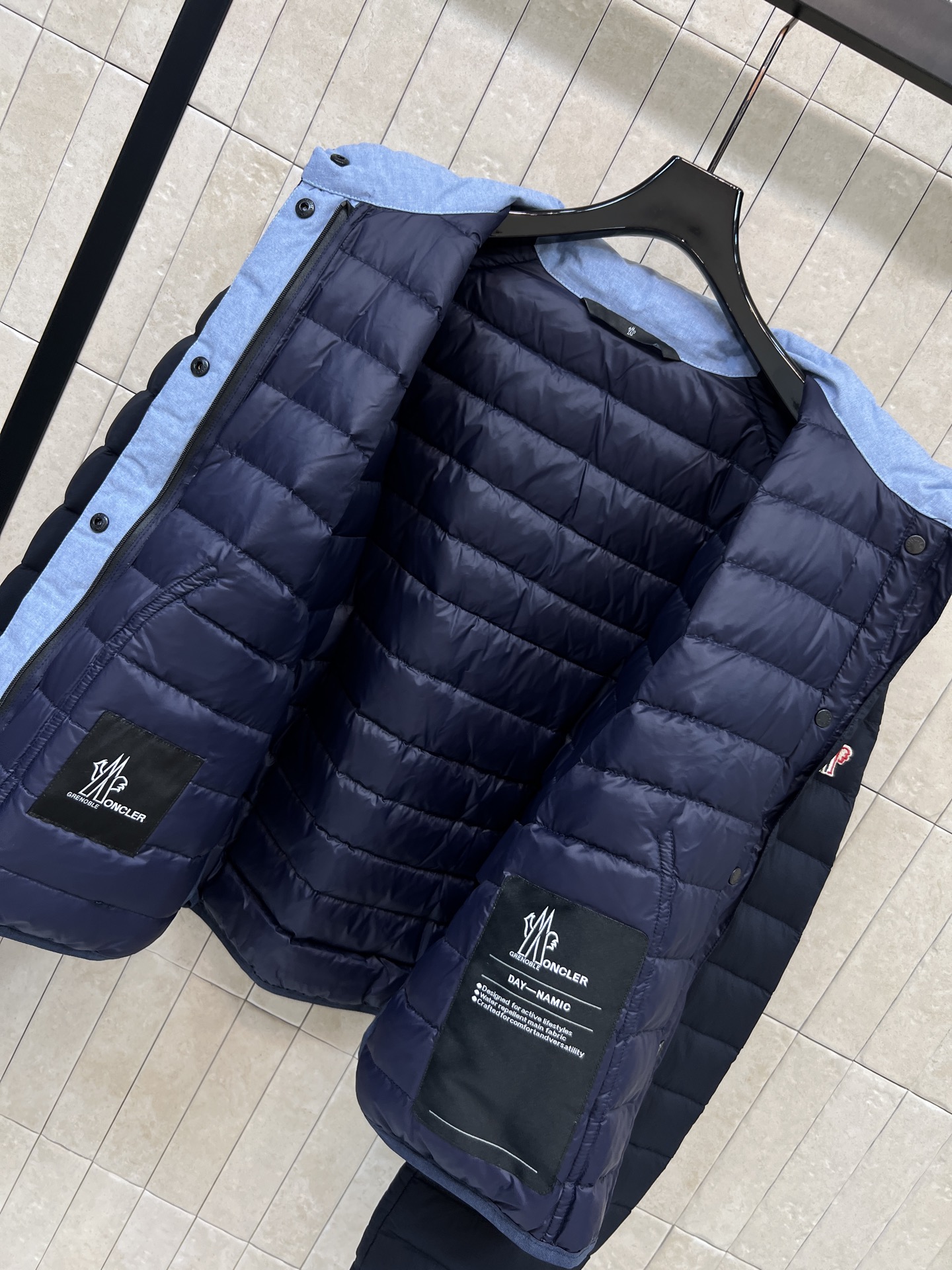MO家 26秋冬新款 短款立领轻薄羽绒服 立领版型利落防风 90鹅绒填充 羽绒蓬松轻盈 上身不臃肿 袖子精致徽章刺绣 口