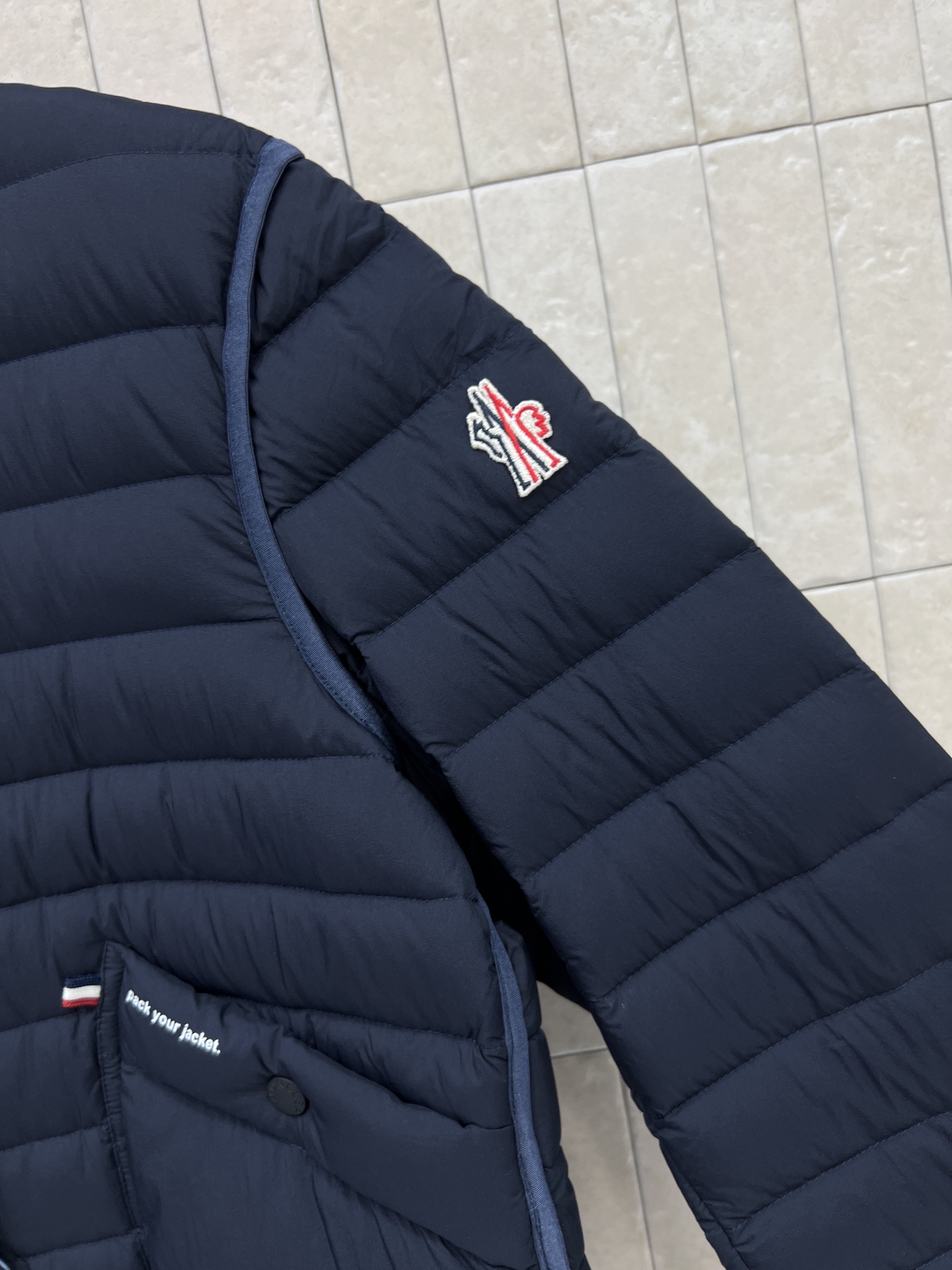 MO家 26秋冬新款 短款立领轻薄羽绒服 立领版型利落防风 90鹅绒填充 羽绒蓬松轻盈 上身不臃肿 袖子精致徽章刺绣 口