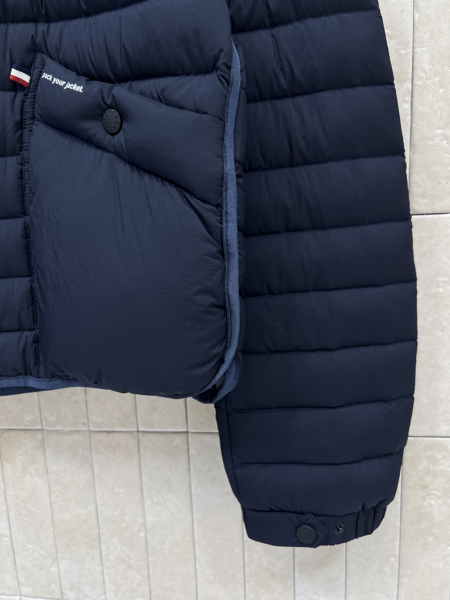 MO家 26秋冬新款 短款立领轻薄羽绒服 立领版型利落防风 90鹅绒填充 羽绒蓬松轻盈 上身不臃肿 袖子精致徽章刺绣 口