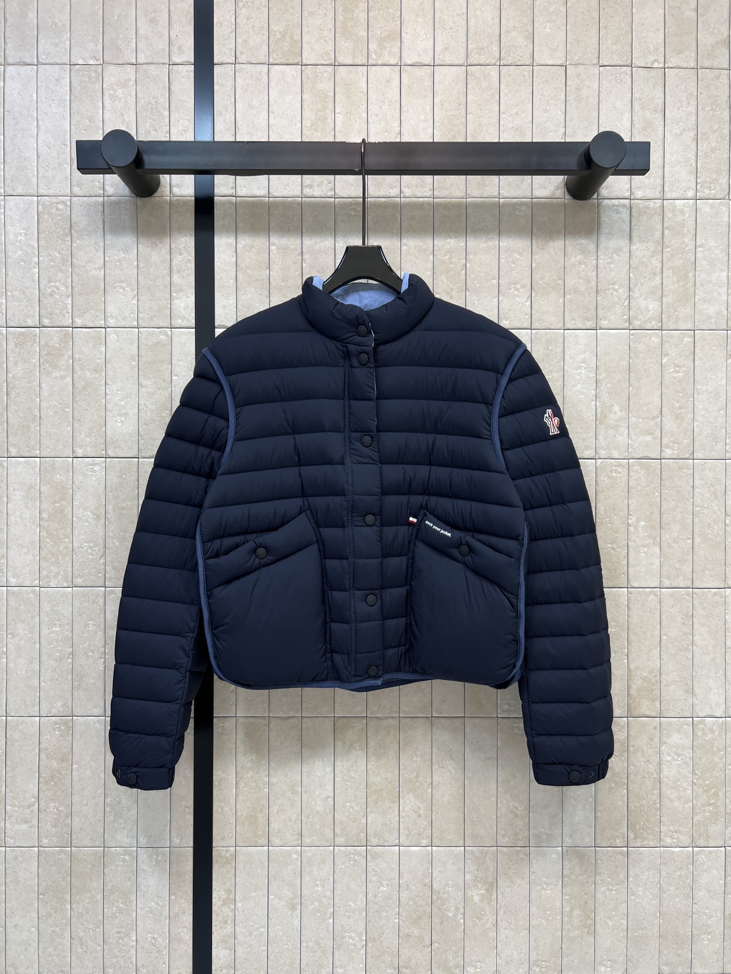 MO家 26秋冬新款 短款立领轻薄羽绒服 立领版型利落防风 90鹅绒填充 羽绒蓬松轻盈 上身不臃肿 袖子精致徽章刺绣 口