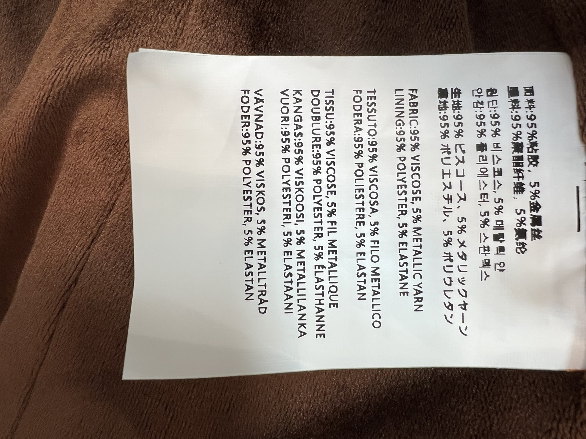 PD家 26秋冬新款 深棕短款皮衣外套 面料自带细腻肌理 复古棕调高级耐看 利落小翻领搭配金属排扣 胸口三角标点缀 细节