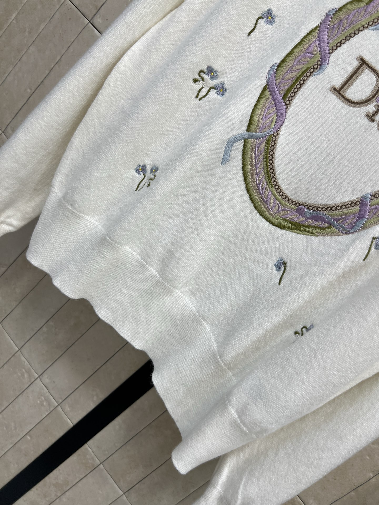 D家 26秋冬新款 圆领针织长袖上衣 软糯细腻绵羊毛针织面料 触感柔和 保暖亲肤 经典圆领设计 衣身精致彩色刺绣 复古镜