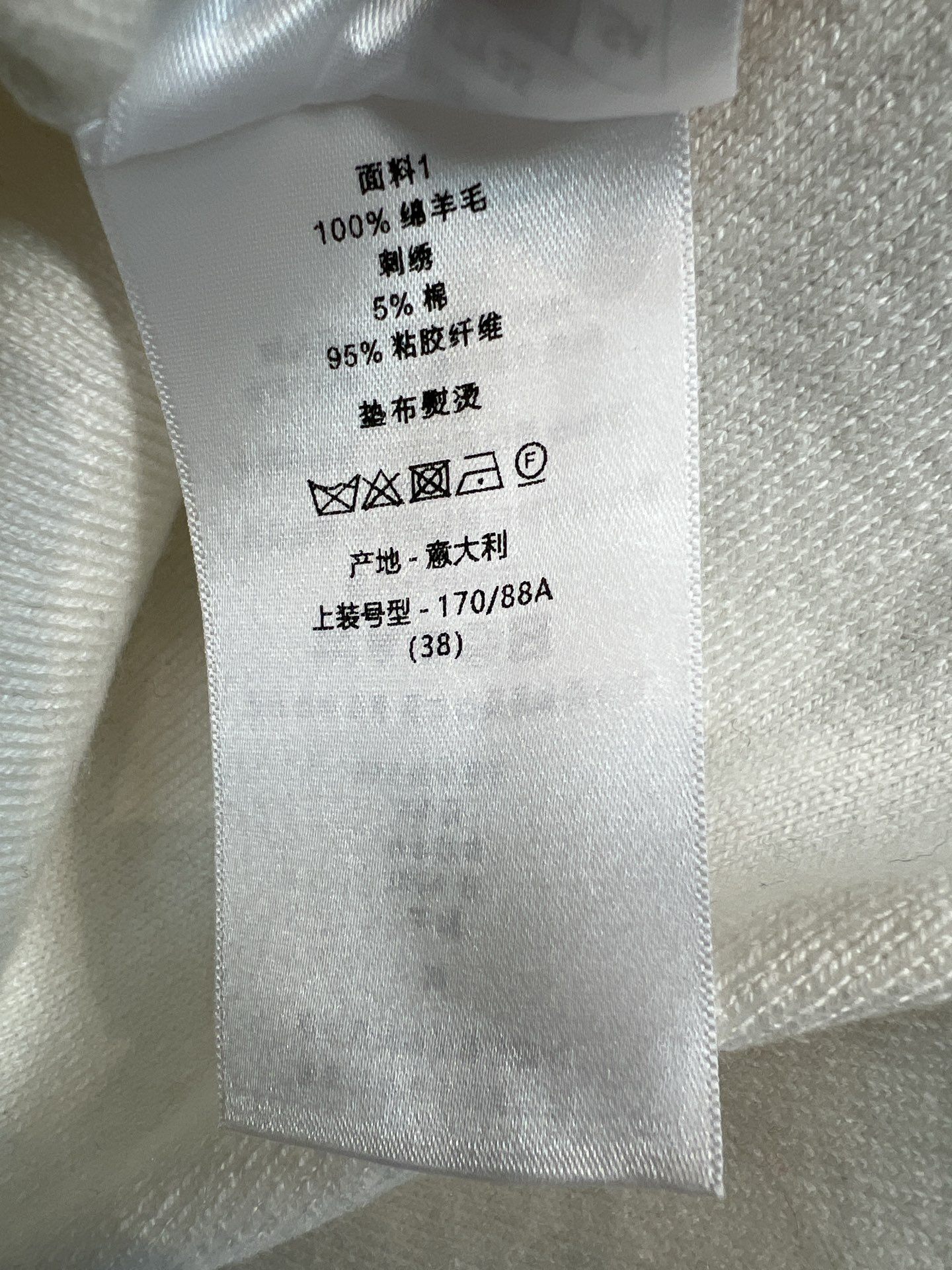 D家 26秋冬新款 圆领针织长袖上衣 软糯细腻绵羊毛针织面料 触感柔和 保暖亲肤 经典圆领设计 衣身精致彩色刺绣 复古镜