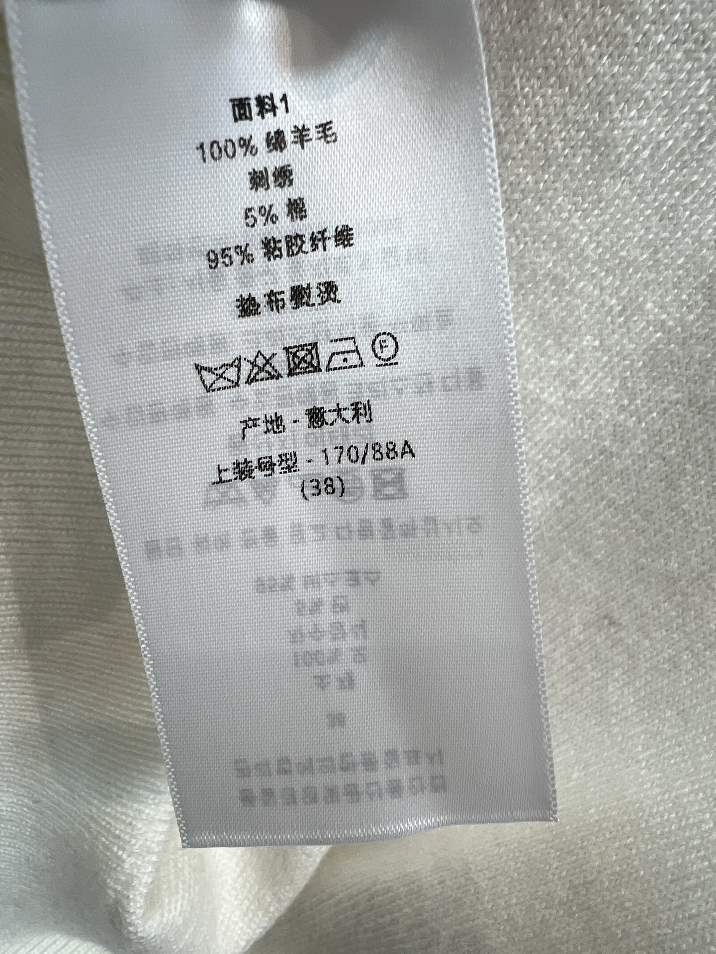 D家 26秋冬新款 圆领短袖针织上衣 细腻柔软绵羊毛针织面料 透气亲肤 上身清爽舒适 经典圆领版型 衣身精致刺绣 复古镜