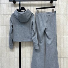 G家 26秋冬新款 织带连帽休闲套装 连帽外套+高腰长裤 软糯亲肤羊毛混纺面料 上身舒适透气 外套侧边经典红绿织带装饰 G家 26秋冬新款 织带连帽休闲套装 连帽外套+高腰长裤 软糯亲肤羊毛混纺面料 上身舒适透气 外套侧边经典红绿织带装饰