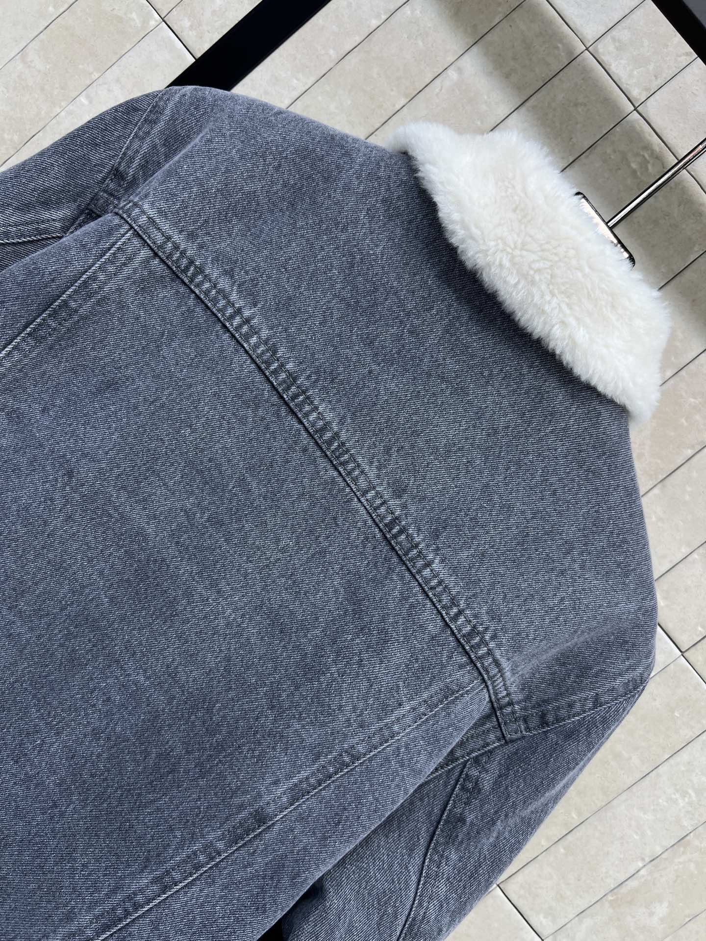 L家 26秋冬新款 羊羔毛拼接牛仔外套 复古水洗牛仔棉面料 硬挺有型 内里满铺软糯毛绒 保暖性拉满 毛绒翻领温柔别致 胸