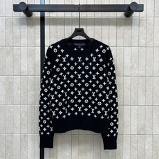 L家 26秋冬新款 立体提花圆领针织上衣 山羊绒针织面料 通体经典标识立体提花 层次感强 低调又富有辨识度 经典圆领搭配 L家 26秋冬新款 立体提花圆领针织上衣 山羊绒针织面料 通体经典标识立体提花 层次感强 低调又富有辨识度 经典圆领搭配