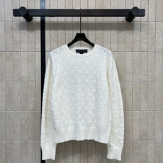 L家 26秋冬新款 立体提花圆领针织上衣 山羊绒针织面料 通体经典标识立体提花 层次感强 低调又富有辨识度 经典圆领搭配 L家 26秋冬新款 立体提花圆领针织上衣 山羊绒针织面料 通体经典标识立体提花 层次感强 低调又富有辨识度 经典圆领搭配