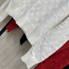 L家 26秋冬新款 立体提花圆领针织上衣 山羊绒针织面料 通体经典标识立体提花 层次感强 低调又富有辨识度 经典圆领搭配 L家 26秋冬新款 立体提花圆领针织上衣 山羊绒针织面料 通体经典标识立体提花 层次感强 低调又富有辨识度 经典圆领搭配