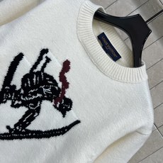 L家 26秋冬新款 印花圆领针织上衣 羊毛混纺针织面料 手感细腻厚实 衣身提花图案 线条利落 充满冬日户外氛围感 经典圆 L家 26秋冬新款 印花圆领针织上衣 羊毛混纺针织面料 手感细腻厚实 衣身提花图案 线条利落 充满冬日户外氛围感 经典圆