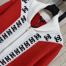 C家 26秋冬新款 提花翻领针织开衫 厚实山羊绒针织面料 软糯保暖 撞色拼接设计 衣身搭配经典标识提花 领口门襟与下摆加 C家 26秋冬新款 提花翻领针织开衫 厚实山羊绒针织面料 软糯保暖 撞色拼接设计 衣身搭配经典标识提花 领口门襟与下摆加