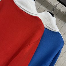 C家 26秋冬新款 提花翻领针织开衫 厚实山羊绒针织面料 软糯保暖 撞色拼接设计 衣身搭配经典标识提花 领口门襟与下摆加 C家 26秋冬新款 提花翻领针织开衫 厚实山羊绒针织面料 软糯保暖 撞色拼接设计 衣身搭配经典标识提花 领口门襟与下摆加