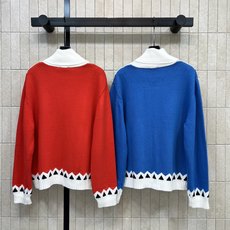 C家 26秋冬新款 提花翻领针织开衫 厚实山羊绒针织面料 软糯保暖 撞色拼接设计 衣身搭配经典标识提花 领口门襟与下摆加 C家 26秋冬新款 提花翻领针织开衫 厚实山羊绒针织面料 软糯保暖 撞色拼接设计 衣身搭配经典标识提花 领口门襟与下摆加