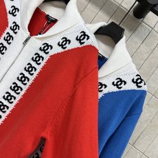 C家 26秋冬新款 提花翻领针织开衫 厚实山羊绒针织面料 软糯保暖 撞色拼接设计 衣身搭配经典标识提花 领口门襟与下摆加 C家 26秋冬新款 提花翻领针织开衫 厚实山羊绒针织面料 软糯保暖 撞色拼接设计 衣身搭配经典标识提花 领口门襟与下摆加