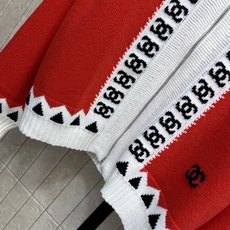 C家 26秋冬新款 提花翻领针织开衫 厚实山羊绒针织面料 软糯保暖 撞色拼接设计 衣身搭配经典标识提花 领口门襟与下摆加 C家 26秋冬新款 提花翻领针织开衫 厚实山羊绒针织面料 软糯保暖 撞色拼接设计 衣身搭配经典标识提花 领口门襟与下摆加
