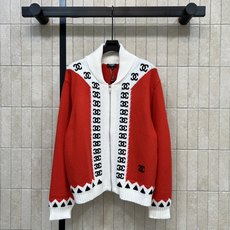 C家 26秋冬新款 提花翻领针织开衫 厚实山羊绒针织面料 软糯保暖 撞色拼接设计 衣身搭配经典标识提花 领口门襟与下摆加 C家 26秋冬新款 提花翻领针织开衫 厚实山羊绒针织面料 软糯保暖 撞色拼接设计 衣身搭配经典标识提花 领口门襟与下摆加