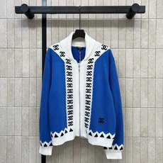C家 26秋冬新款 提花翻领针织开衫 厚实山羊绒针织面料 软糯保暖 撞色拼接设计 衣身搭配经典标识提花 领口门襟与下摆加 C家 26秋冬新款 提花翻领针织开衫 厚实山羊绒针织面料 软糯保暖 撞色拼接设计 衣身搭配经典标识提花 领口门襟与下摆加