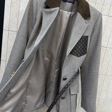 L家 26秋冬新款 撞色领收腰外套 羊毛棉质混纺面料 质感挺括高级 搭配深棕芯绒撞色翻领 胸口老花贴袋作为点缀 自带辨识 L家 26秋冬新款 撞色领收腰外套 羊毛棉质混纺面料 质感挺括高级 搭配深棕芯绒撞色翻领 胸口老花贴袋作为点缀 自带辨识