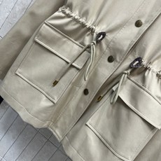 L家 26秋冬新款 立领收腰风衣外套 挺括棉质面料 质感顺滑不易皱 高立领防风设计 复古单排按扣 穿脱方便 印花里衬 腰 L家 26秋冬新款 立领收腰风衣外套 挺括棉质面料 质感顺滑不易皱 高立领防风设计 复古单排按扣 穿脱方便 印花里衬 腰
