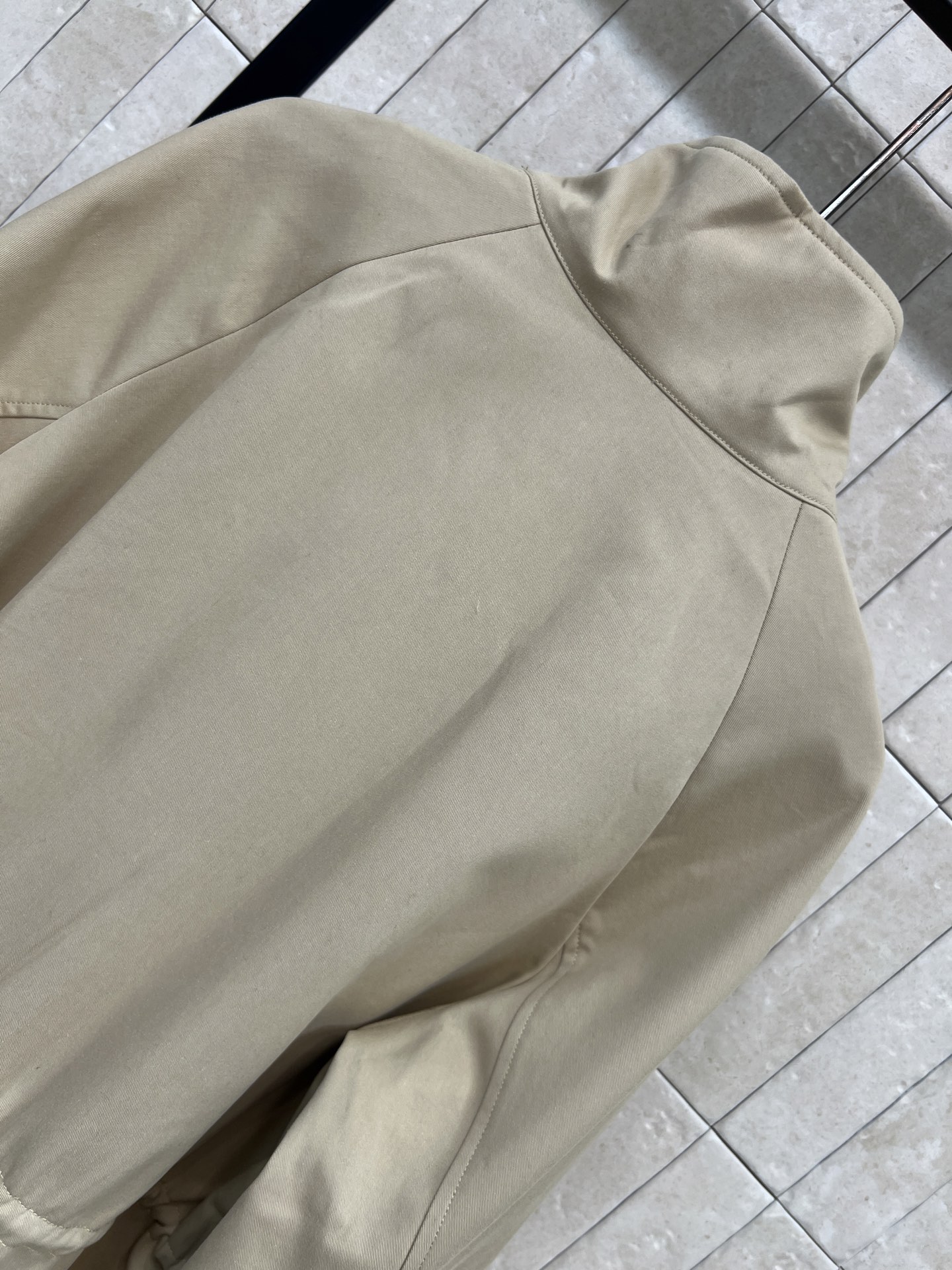 L家 26秋冬新款 立领收腰风衣外套 挺括棉质面料 质感顺滑不易皱 高立领防风设计 复古单排按扣 穿脱方便 印花里衬 腰 L家 26秋冬新款 立领收腰风衣外套 挺括棉质面料 质感顺滑不易皱 高立领防风设计 复古单排按扣 穿脱方便 印花里衬 腰