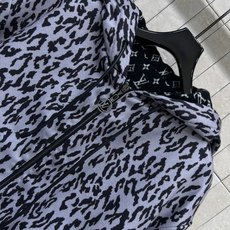 L家 26秋冬新款 双面提花毛呢连帽外套 一面经典老花满印 另一面个性豹纹图案 一衣两穿风格多变 自带连帽抽绳设计 拉链 L家 26秋冬新款 双面提花毛呢连帽外套 一面经典老花满印 另一面个性豹纹图案 一衣两穿风格多变 自带连帽抽绳设计 拉链