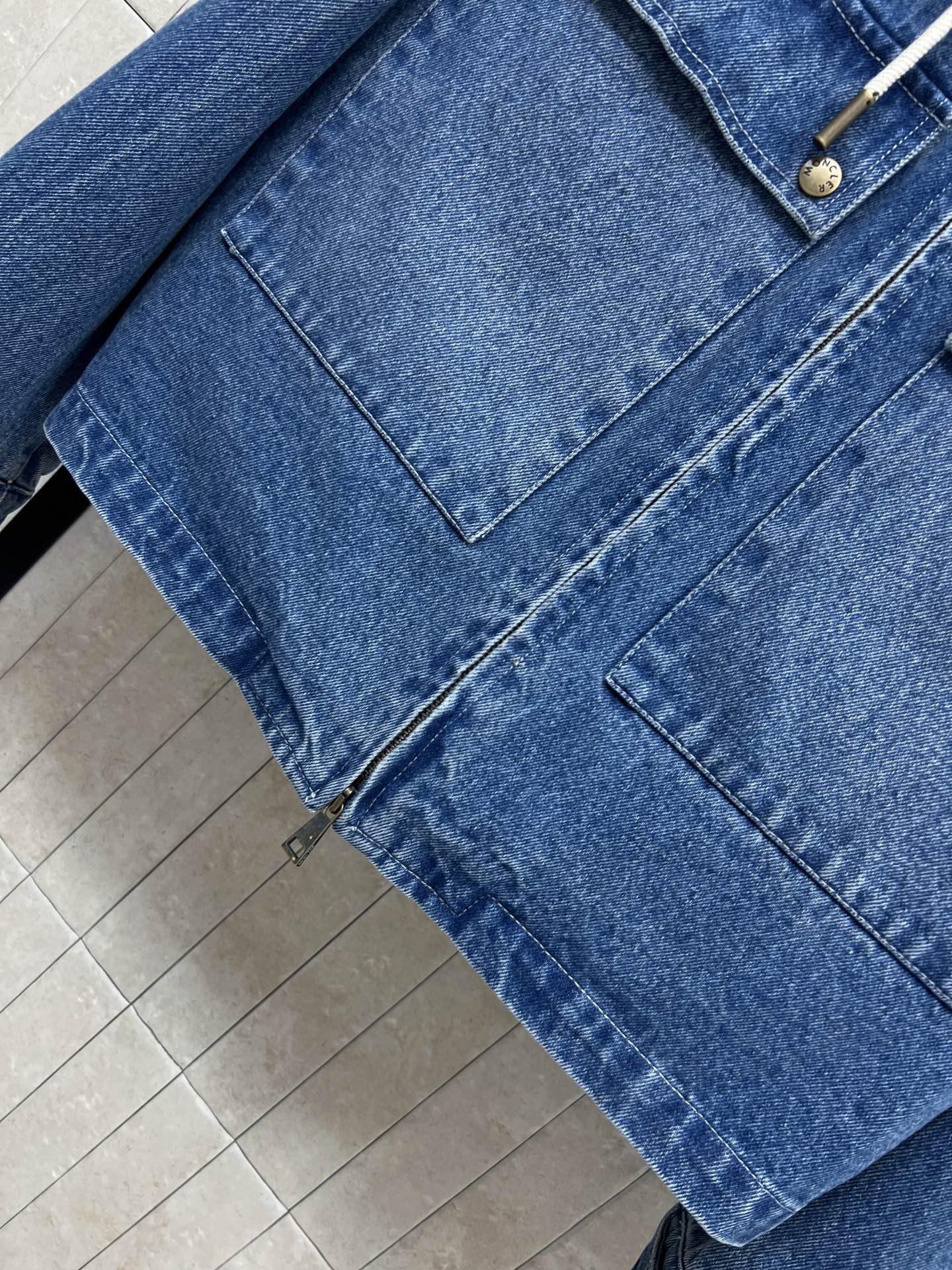 MO家 26秋冬新款 羽绒牛仔两件套 一衣两穿组合 水洗蓝牛仔外套 自带复古做旧棉质面料 连帽搭配抽绳设计 胸前双贴袋 