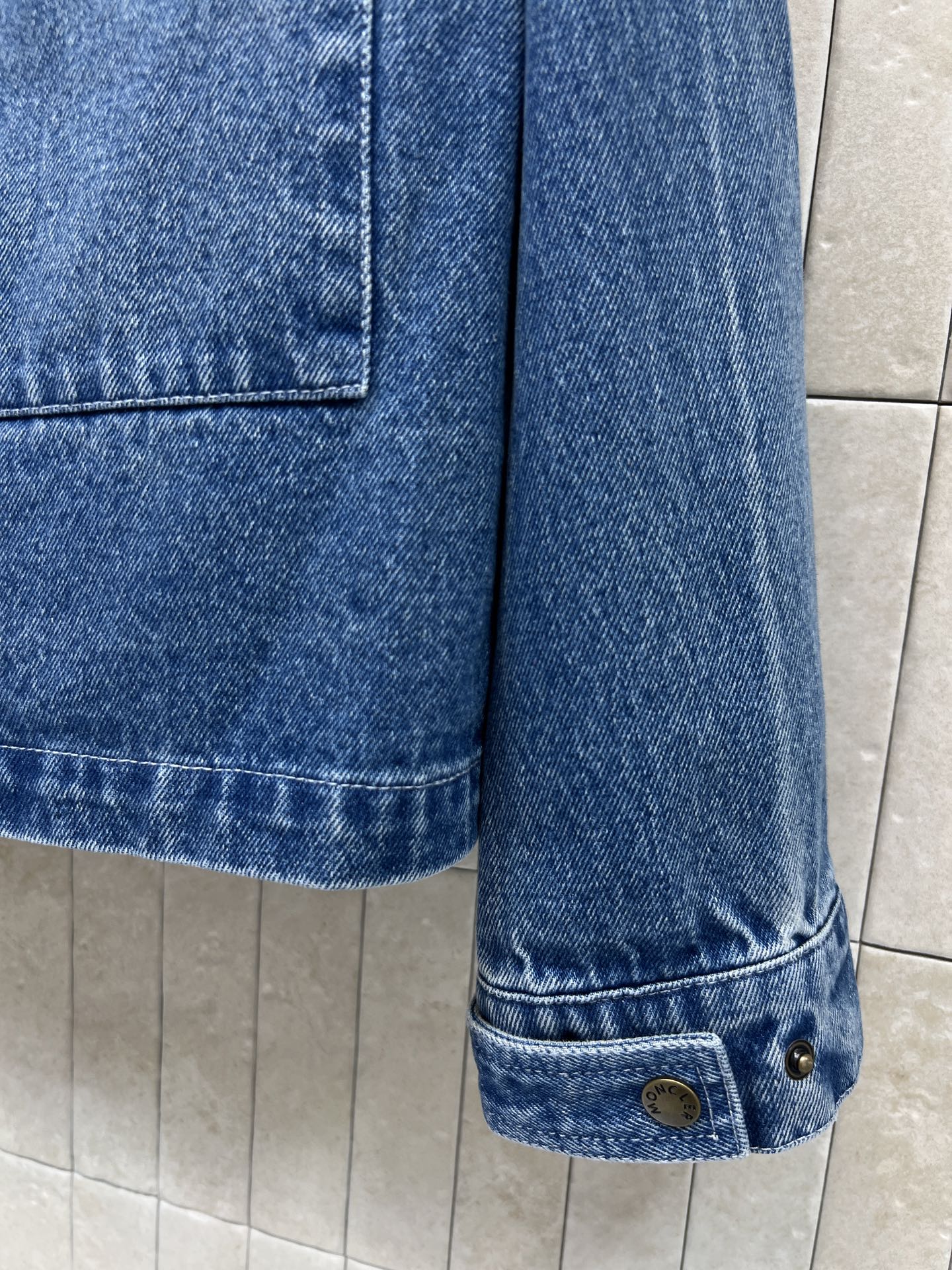 MO家 26秋冬新款 羽绒牛仔两件套 一衣两穿组合 水洗蓝牛仔外套 自带复古做旧棉质面料 连帽搭配抽绳设计 胸前双贴袋 