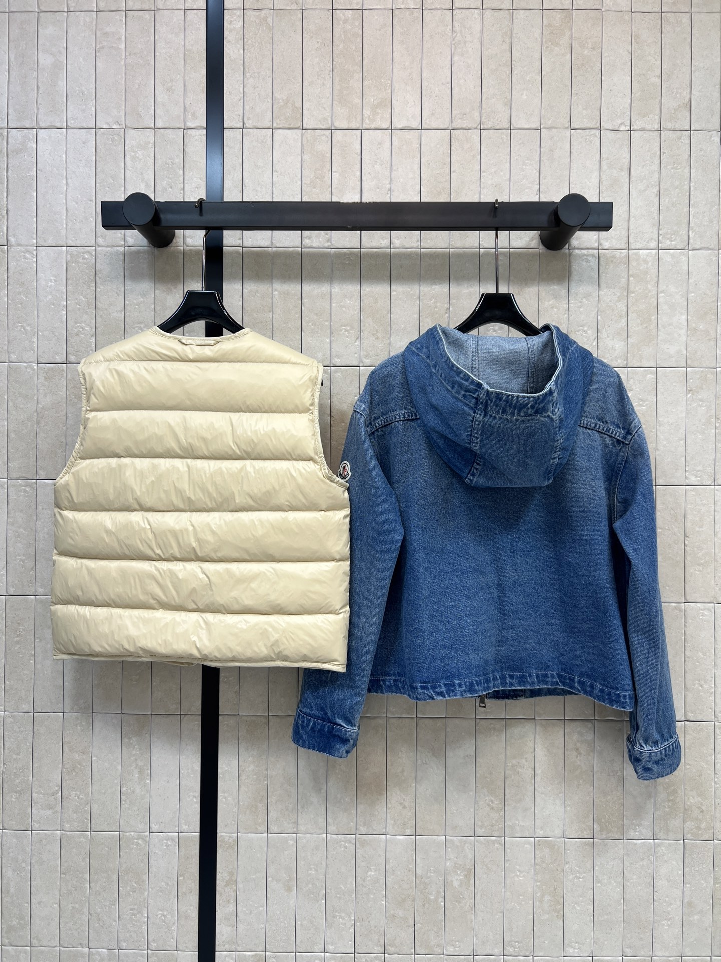 MO家 26秋冬新款 羽绒牛仔两件套 一衣两穿组合 水洗蓝牛仔外套 自带复古做旧棉质面料 连帽搭配抽绳设计 胸前双贴袋 