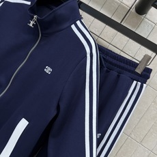 CE家 26秋冬新款 立领条纹套装 立领外套+高腰阔腿长裤 软糯舒适的卫衣面料 衣身侧边双白条纹设计 胸前精致小logo CE家 26秋冬新款 立领条纹套装 立领外套+高腰阔腿长裤 软糯舒适的卫衣面料 衣身侧边双白条纹设计 胸前精致小logo