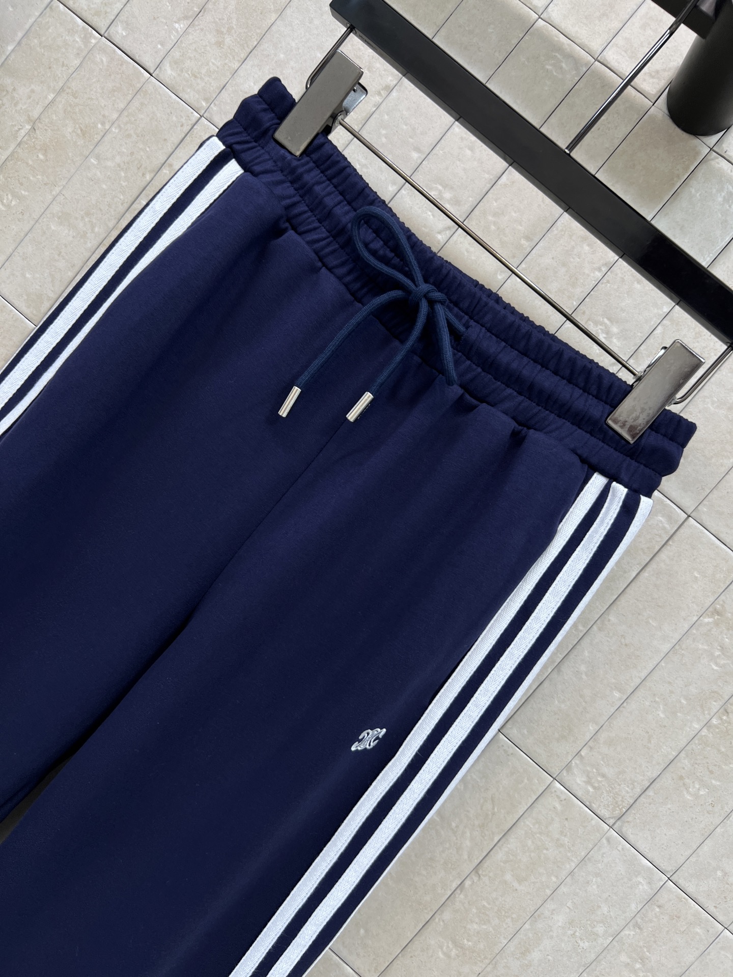 CE家 26秋冬新款 立领条纹套装 立领外套+高腰阔腿长裤 软糯舒适的卫衣面料 衣身侧边双白条纹设计 胸前精致小logo CE家 26秋冬新款 立领条纹套装 立领外套+高腰阔腿长裤 软糯舒适的卫衣面料 衣身侧边双白条纹设计 胸前精致小logo