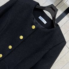 D家 26秋冬新款 黑色小香风套装 短款外套+半身裙 精选肌理羊毛混纺粗花呢面料 质感扎实耐看 外套搭配精致金色排扣 下 D家 26秋冬新款 黑色小香风套装 短款外套+半身裙 精选肌理羊毛混纺粗花呢面料 质感扎实耐看 外套搭配精致金色排扣 下