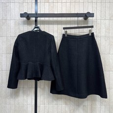 D家 26秋冬新款 黑色小香风套装 短款外套+半身裙 精选肌理羊毛混纺粗花呢面料 质感扎实耐看 外套搭配精致金色排扣 下 D家 26秋冬新款 黑色小香风套装 短款外套+半身裙 精选肌理羊毛混纺粗花呢面料 质感扎实耐看 外套搭配精致金色排扣 下