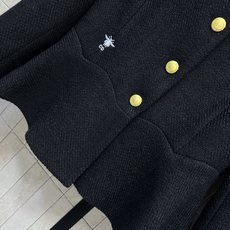 D家 26秋冬新款 黑色小香风套装 短款外套+半身裙 精选肌理羊毛混纺粗花呢面料 质感扎实耐看 外套搭配精致金色排扣 下 D家 26秋冬新款 黑色小香风套装 短款外套+半身裙 精选肌理羊毛混纺粗花呢面料 质感扎实耐看 外套搭配精致金色排扣 下