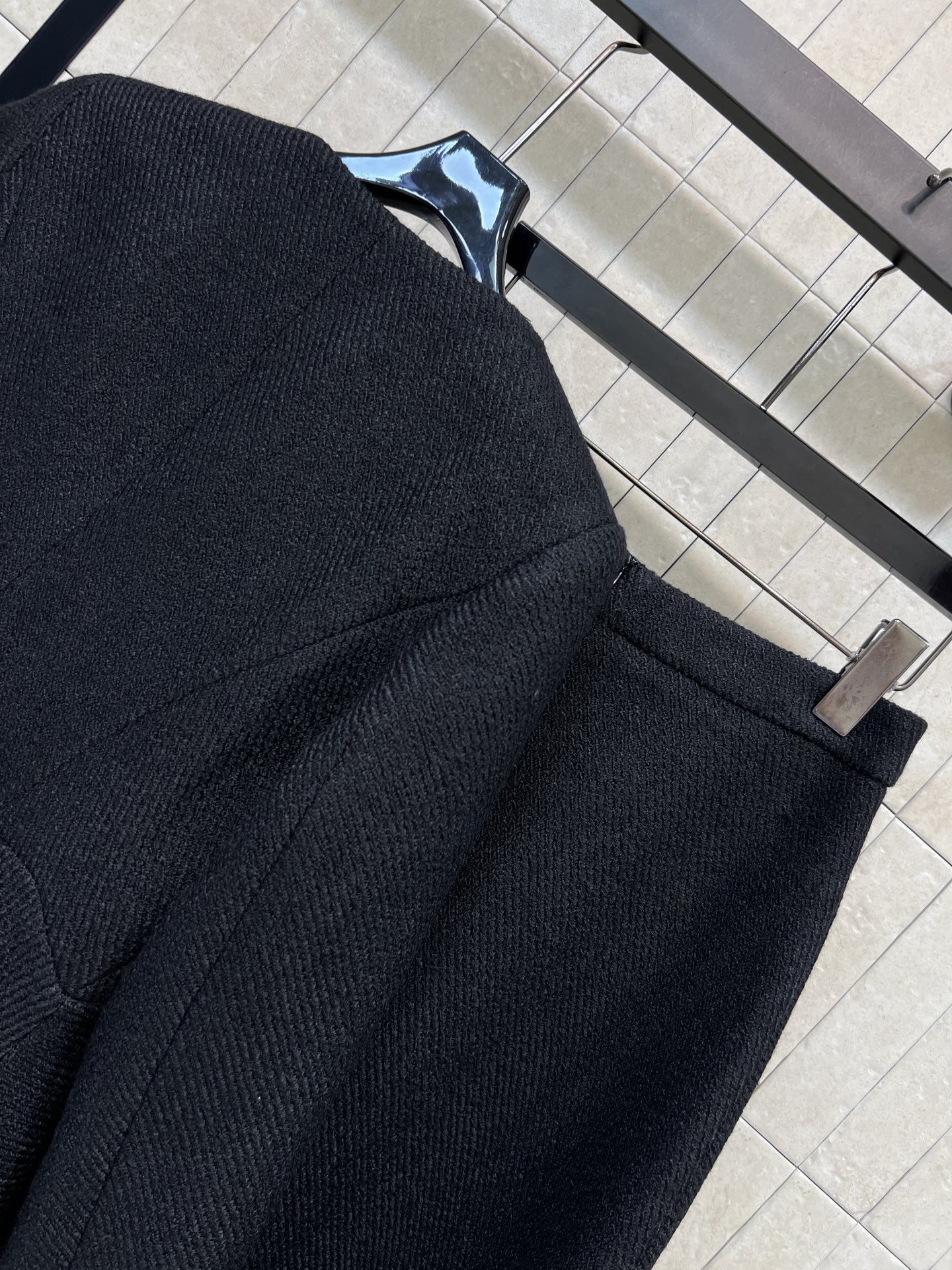 D家 26秋冬新款 黑色小香风套装 短款外套+半身裙 精选肌理羊毛混纺粗花呢面料 质感扎实耐看 外套搭配精致金色排扣 下 D家 26秋冬新款 黑色小香风套装 短款外套+半身裙 精选肌理羊毛混纺粗花呢面料 质感扎实耐看 外套搭配精致金色排扣 下