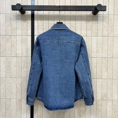 C家 26秋冬新款 牛仔衬衫外套 经典水洗牛仔棉面料 质感挺括有型 翻领衬版型 金属纽扣门襟 衣身两侧双C标识口袋 设计 C家 26秋冬新款 牛仔衬衫外套 经典水洗牛仔棉面料 质感挺括有型 翻领衬版型 金属纽扣门襟 衣身两侧双C标识口袋 设计