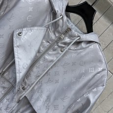 L家 26秋冬新款 连帽收腰提花风衣 顺滑挺括的防风面料 满印提花 低调自带精致感 连帽搭配抽绳设计 实用挡风 前襟拉链 L家 26秋冬新款 连帽收腰提花风衣 顺滑挺括的防风面料 满印提花 低调自带精致感 连帽搭配抽绳设计 实用挡风 前襟拉链