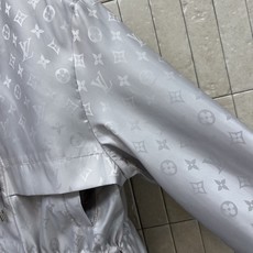 L家 26秋冬新款 连帽收腰提花风衣 顺滑挺括的防风面料 满印提花 低调自带精致感 连帽搭配抽绳设计 实用挡风 前襟拉链 L家 26秋冬新款 连帽收腰提花风衣 顺滑挺括的防风面料 满印提花 低调自带精致感 连帽搭配抽绳设计 实用挡风 前襟拉链