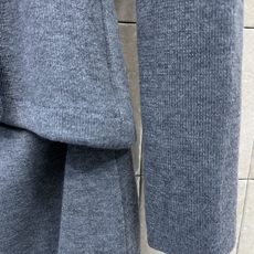 Self家 26秋冬 钉珠领针织长裙 细腻亲肤羊毛混纺针织面料 质感柔和高级 圆领一圈精致手工钉珠 前排镶钻纽扣点缀 氛 Self家 26秋冬 钉珠领针织长裙 细腻亲肤羊毛混纺针织面料 质感柔和高级 圆领一圈精致手工钉珠 前排镶钻纽扣点缀 氛