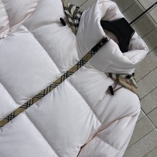 BUR家 25秋冬新款 立领连帽短款羽绒服 可隐藏连帽设计 非常经典又实穿的款 小立领短款夹克版型 上身更显时髦洋气 BUR家 25秋冬新款 立领连帽短款羽绒服 可隐藏连帽设计 非常经典又实穿的款 小立领短款夹克版型 上身更显时髦洋气