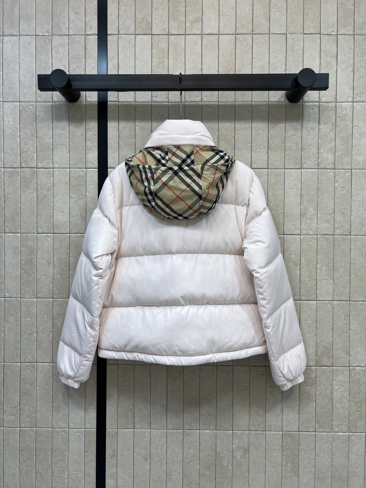 BUR家 25秋冬新款 立领连帽短款羽绒服 可隐藏连帽设计 非常经典又实穿的款 小立领短款夹克版型 上身更显时髦洋气 BUR家 25秋冬新款 立领连帽短款羽绒服 可隐藏连帽设计 非常经典又实穿的款 小立领短款夹克版型 上身更显时髦洋气