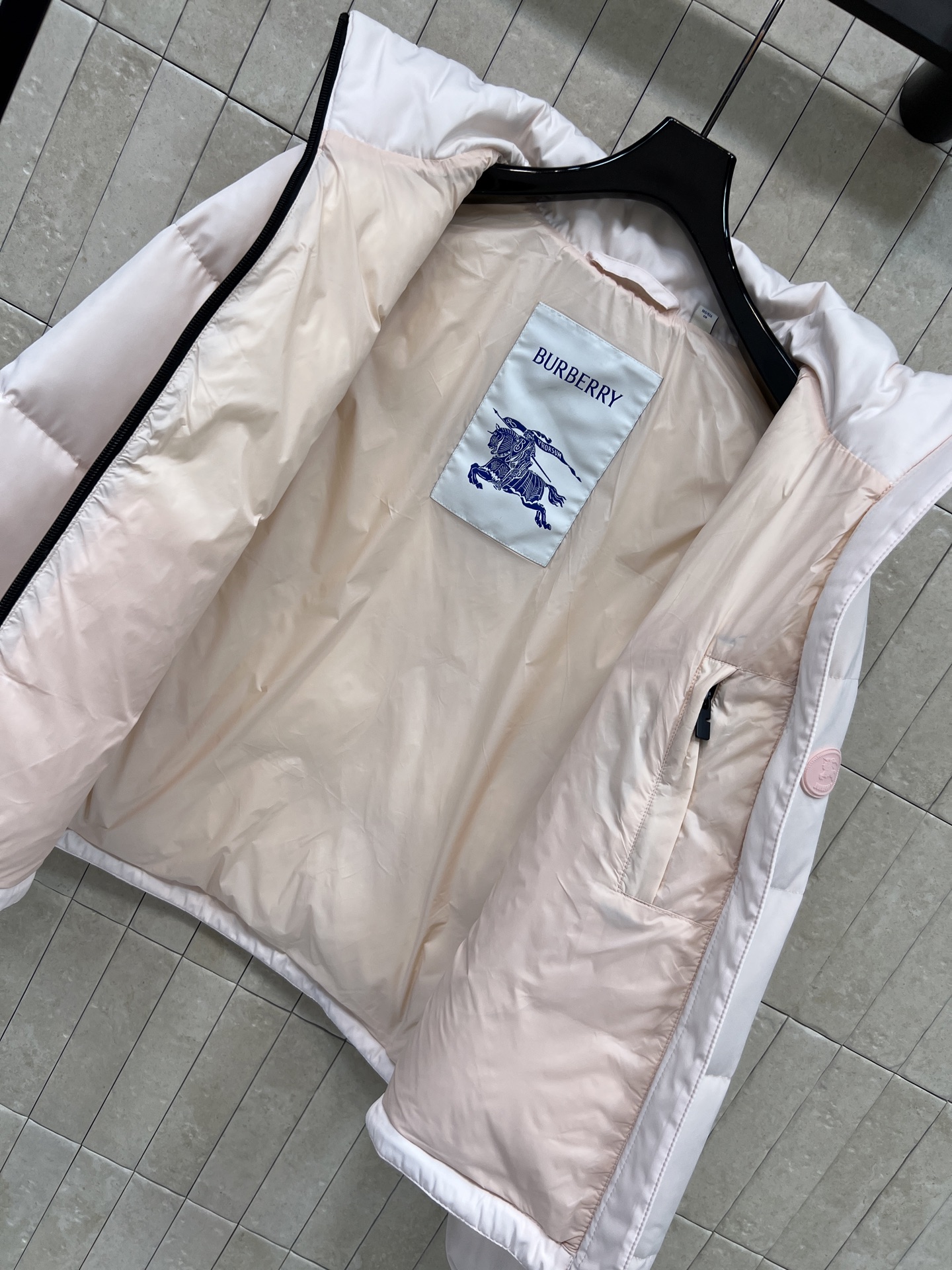 BUR家 25秋冬新款 立领连帽短款羽绒服 可隐藏连帽设计 非常经典又实穿的款 小立领短款夹克版型 上身更显时髦洋气 BUR家 25秋冬新款 立领连帽短款羽绒服 可隐藏连帽设计 非常经典又实穿的款 小立领短款夹克版型 上身更显时髦洋气