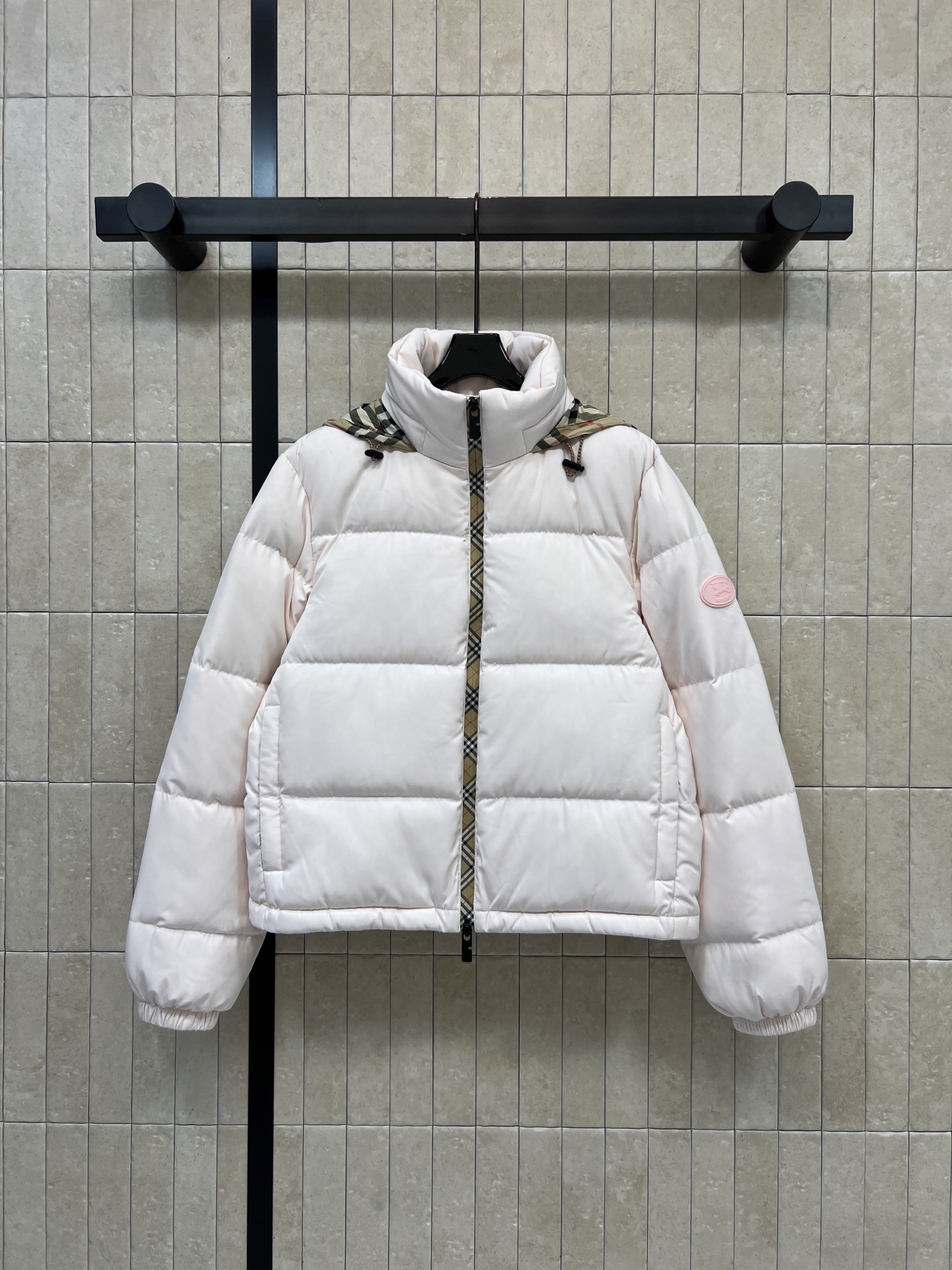 BUR家 25秋冬新款 立领连帽短款羽绒服 可隐藏连帽设计  非常经典又实穿的款 小立领短款夹克版型 上身更显时髦洋气 