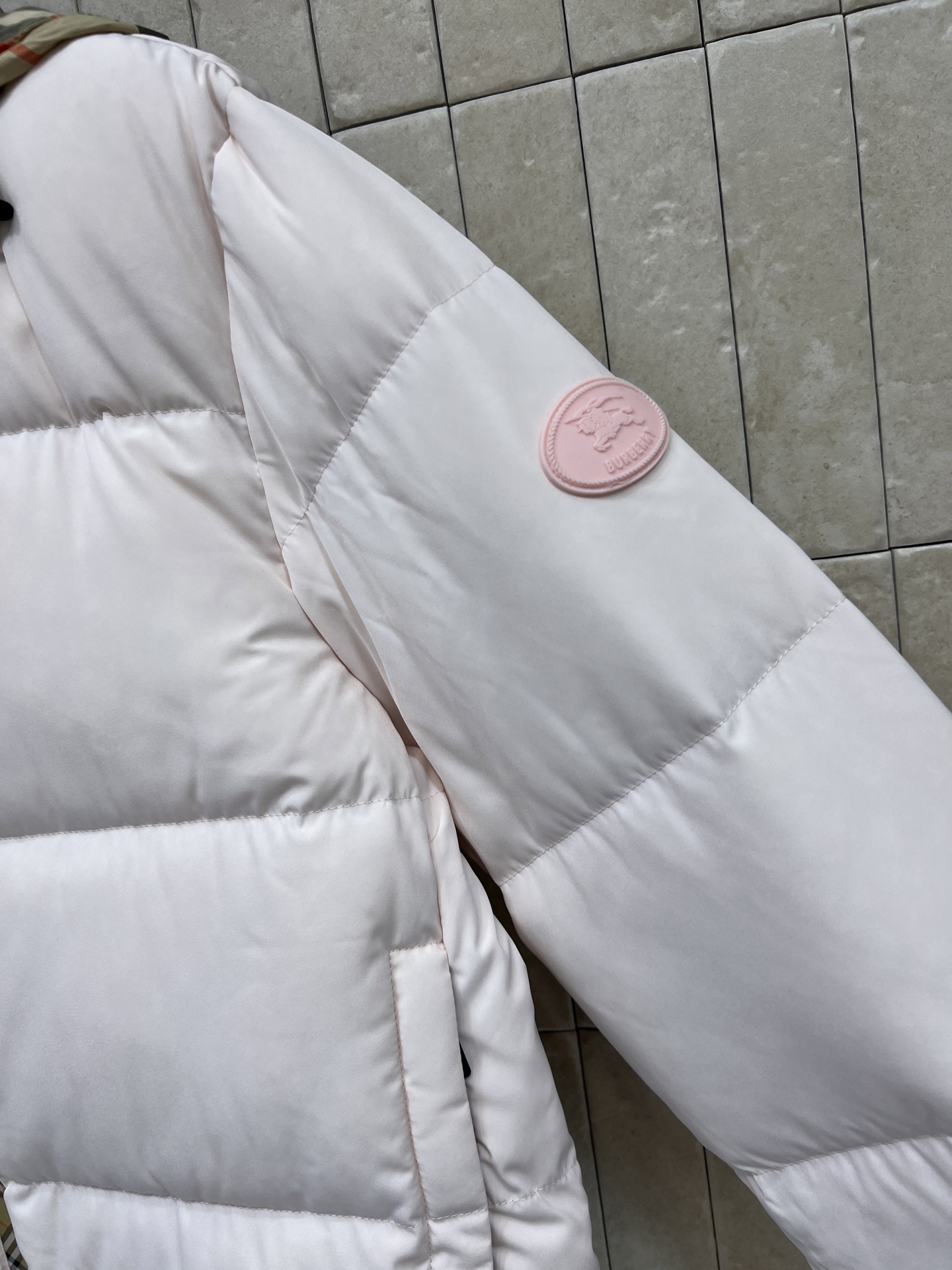 BUR家 25秋冬新款 立领连帽短款羽绒服 可隐藏连帽设计 非常经典又实穿的款 小立领短款夹克版型 上身更显时髦洋气 BUR家 25秋冬新款 立领连帽短款羽绒服 可隐藏连帽设计 非常经典又实穿的款 小立领短款夹克版型 上身更显时髦洋气
