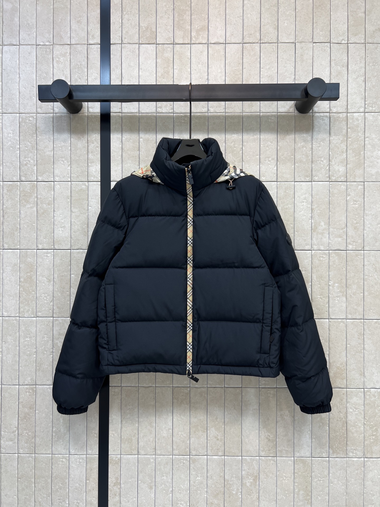 BUR家 25秋冬新款 立领连帽短款羽绒服 可隐藏连帽设计  非常经典又实穿的款 小立领短款夹克版型 上身更显时髦洋气 