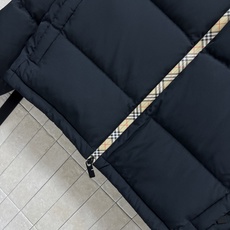 BUR家 25秋冬新款 立领连帽短款羽绒服 可隐藏连帽设计 非常经典又实穿的款 小立领短款夹克版型 上身更显时髦洋气 BUR家 25秋冬新款 立领连帽短款羽绒服 可隐藏连帽设计 非常经典又实穿的款 小立领短款夹克版型 上身更显时髦洋气