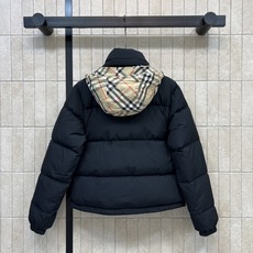 BUR家 25秋冬新款 立领连帽短款羽绒服 可隐藏连帽设计 非常经典又实穿的款 小立领短款夹克版型 上身更显时髦洋气 BUR家 25秋冬新款 立领连帽短款羽绒服 可隐藏连帽设计 非常经典又实穿的款 小立领短款夹克版型 上身更显时髦洋气